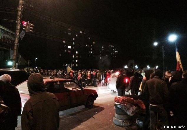 В Борисполе 5 тысяч человек забаррикадировали выезд к аэропорту