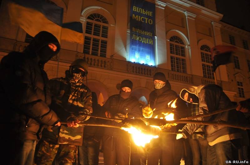 По улицам Львова прошло факельное шествие в память Героев Крут(фото)