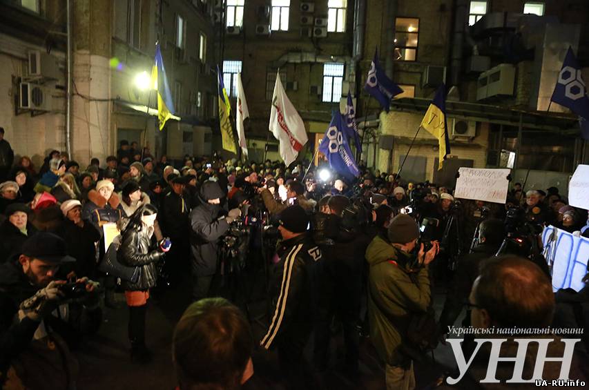 Около 300 митингующих пришли под Печерский суд поддержать Я.Притуленко (фото)