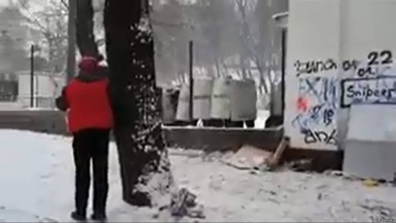 Появилось видео, как силовики стреляют в медика на Грушевского