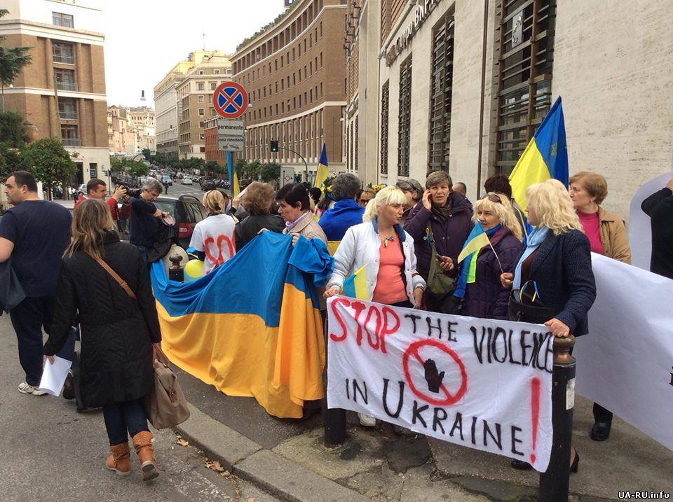 Украинцы оккупировали площадь около посольства США в Риме