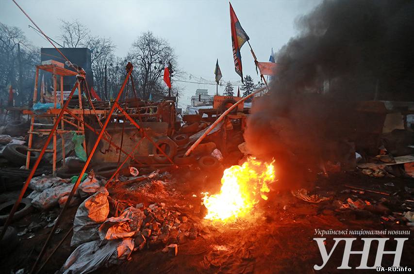 Митингующие на Грушевского готовят “коктейли Молотова” (фото)