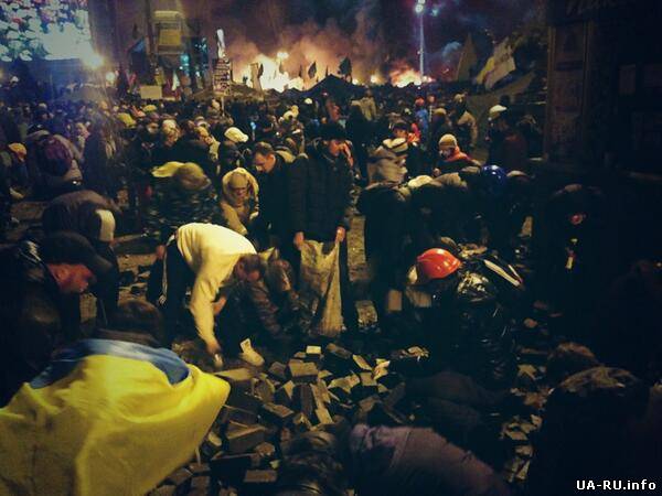 Активисты разбирают брусчатку на Майдане Незалежности