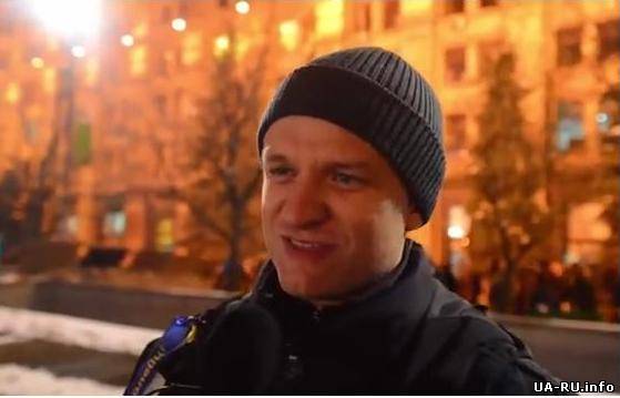 Гендиректор Microsoft Украина Дмитрий Шимкив строит на Майдане баррикады