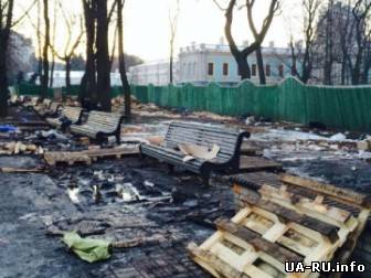 Евромайдановцы идут убирать Мариинский парк после "титушек"
