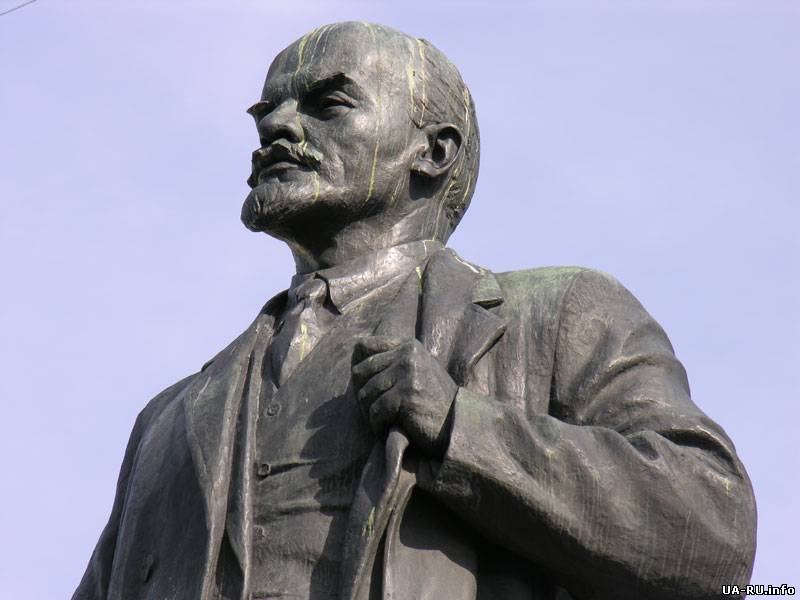 В Черкасской области неизвестные завалили памятник Ленину