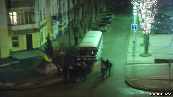 В Хмельницком в автобус собирают милицию - вероятно, чтобы ехать на Киев