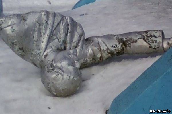 Памятник Ленину в Одесской области упал сам - МВД