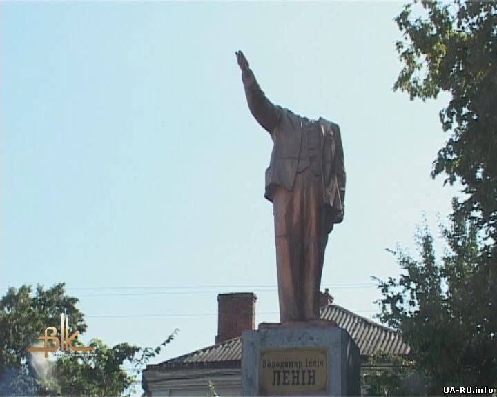 В Полтавской области "обезглавили" памятник Ленину