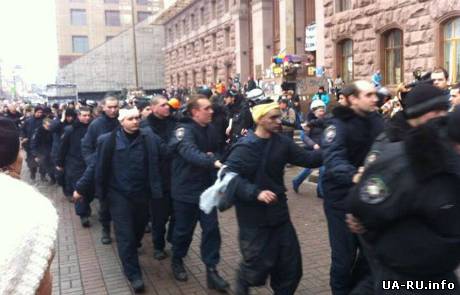 Рядовые ВВ-шники массово сдаются в плен на Майдане