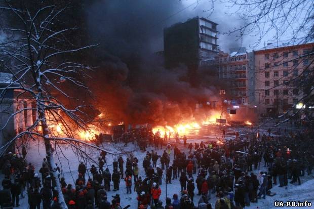 На Грушевского огонь от горящих автошин перекинулся на дом - МВД