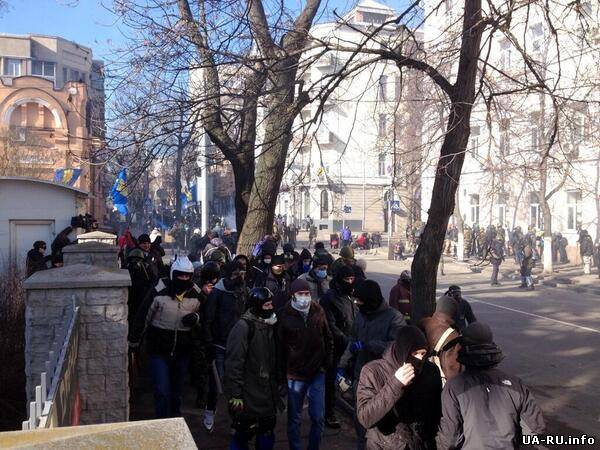Захваченных милиционеров протестующие ведут на Майдан