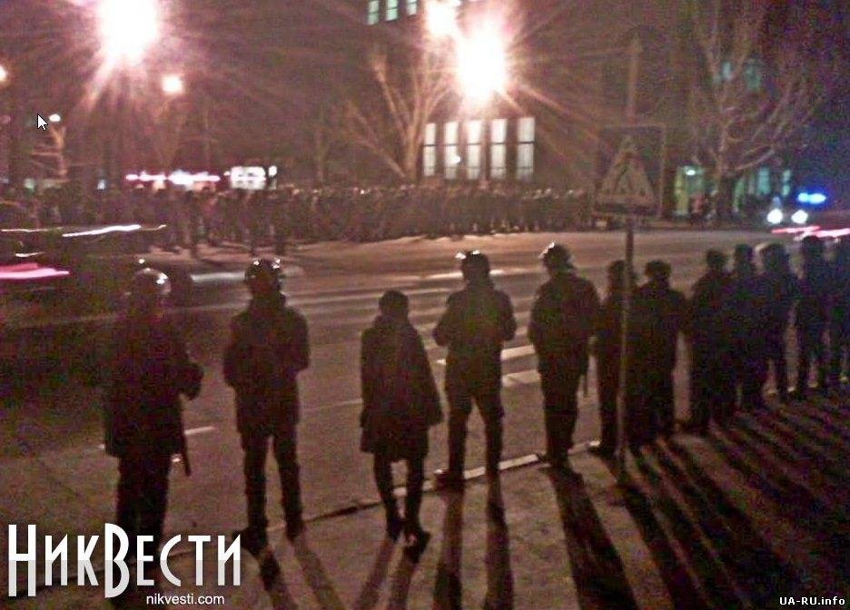 Майдан в Николаеве окружили радикально настроенные титушки с битами