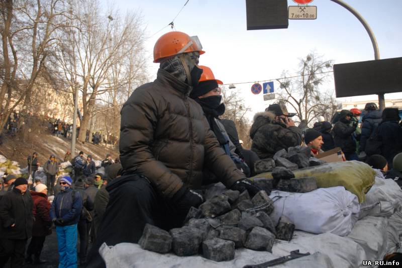 Активисты начали уборку улицы Грушевского