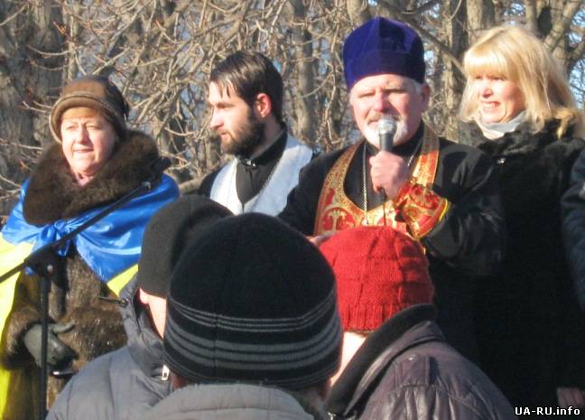 Священники освятили знамена отрядов самообороны Майдана