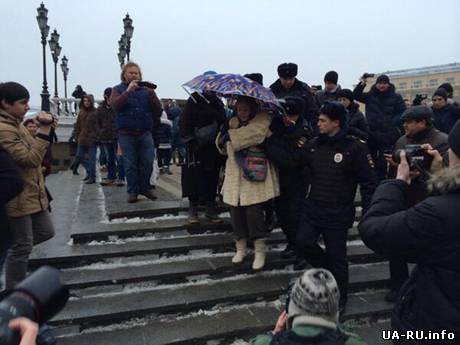 В Москве уже арестовывают за прогулку с зонтами.