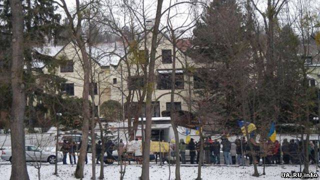 В Вене пикетировали имение семьи Азарова