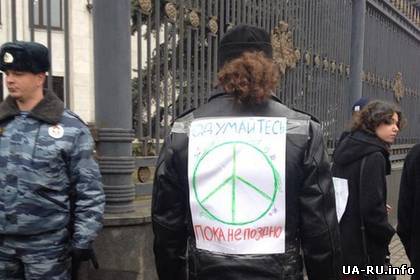 В Москве проходят акции против ввода войск в Украину, задержаны десятки человек (ФОТО)