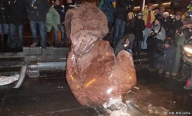 Жители Киева осуждают снос памятника Ленину