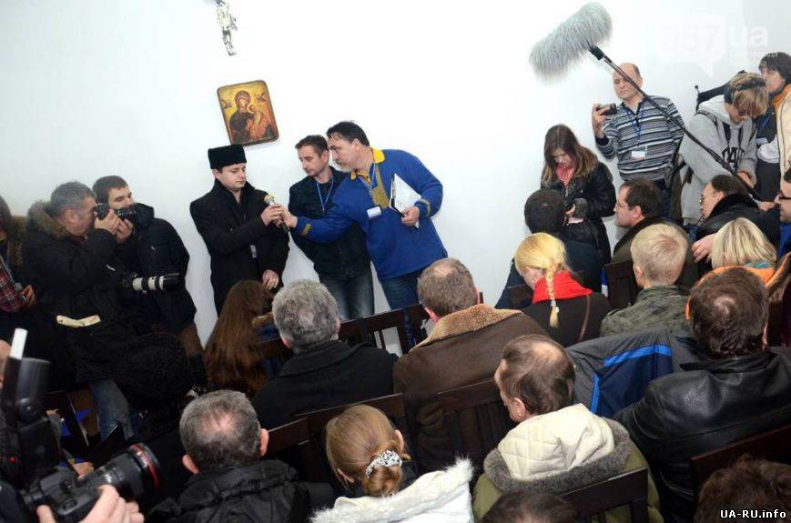 Участники Форума Евромайданов организовано оставляют Харьков