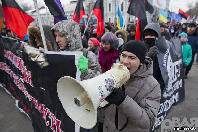 Сегодня на протестном марше в Москве подняли красно-черные флаги