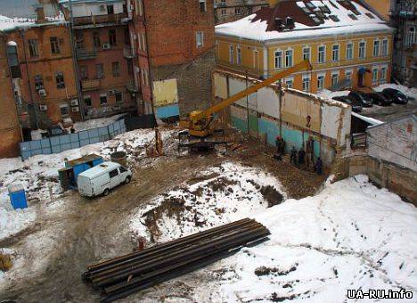 Киевляне и Самооборона остановили строительство в Десятинном переулке