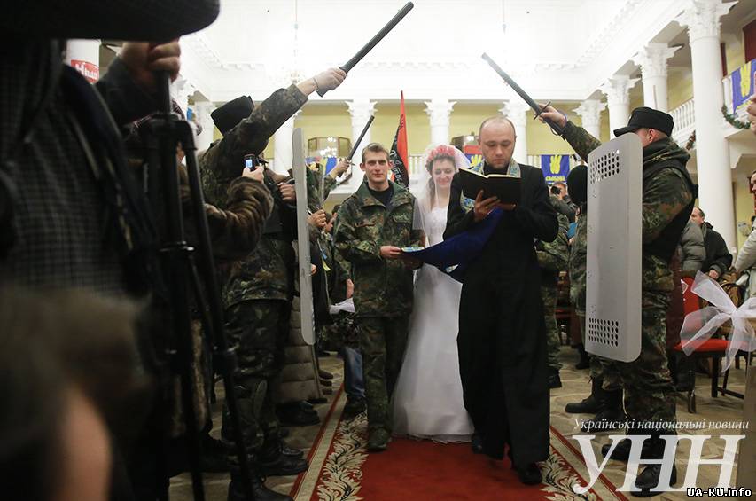 Молодожены поженились в КГГА (Фото, видео)