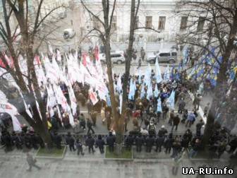 Около 300 свободовцев пикетируют Печерский райсуд в Киеве