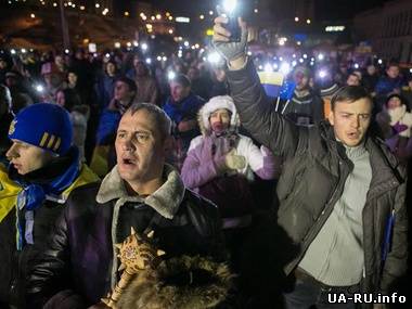 На Майдане Незалежности десятки тысяч украинцев готовятся встретить новый год