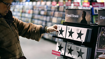 Прослушивание песен Дэвида Боуи онлайн выросло более чем на 2 000%
