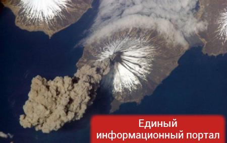 Вулкан на Камчатке выбросил многокилометровый столб пепла