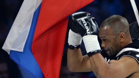Нокаут в Москве: Рой Джонс в бою под флагом РФ проиграл Маккаринелли