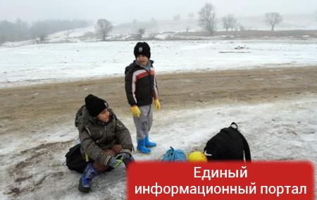 Дети беженцев забросали полицейских снежками