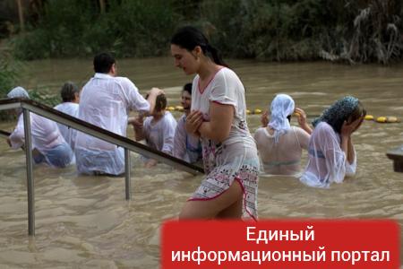 Одесский коллапс и крещенские купания: фото дня