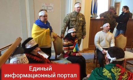 Гимн Украины в исполнении бомжей в Верховной Раде – патриотичный психоз обостряется