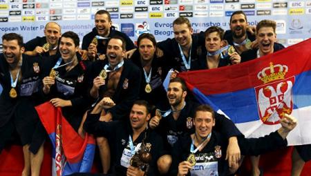 Сербия отпраздновала победу сборной в чемпионате Европы по ватерполо