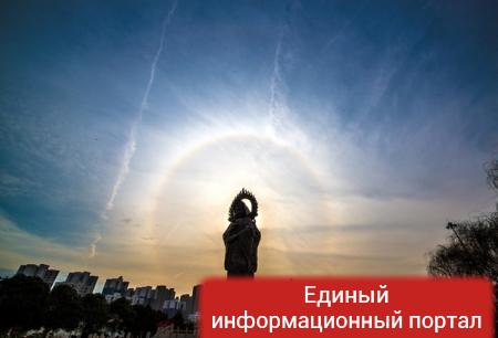 Взрыв Ленина в Донецке и солнечное гало: фото дня