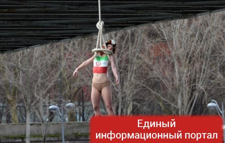 Президента Ирана встретила "повешенная" Femen