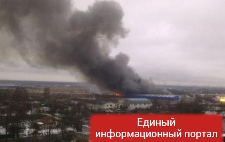 Под Петербургом горит 10 тыс кв метров склада