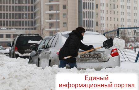 Снег в Москве, голая мода и пляжи Крыма: фото дня
