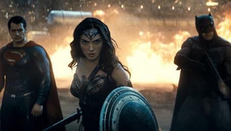 "Бэтмен против Супермена" на выходных сохранил лидерство в кинопрокате