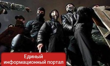 Экстремисты напали на управление полиции в Киеве