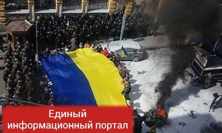 Киев горит. Митингующие под АП опрокинули правоохранителей