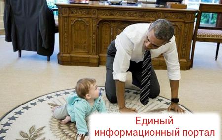 Обама поползал на четвереньках вместе с ребенком