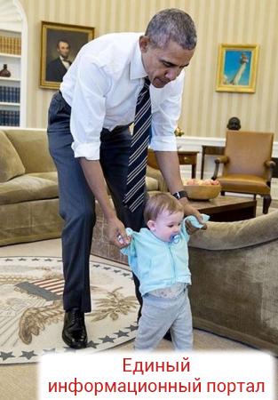 Обама поползал на четвереньках вместе с ребенком