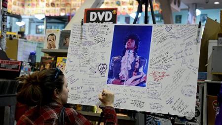 Полиция просит фанатов и СМИ уважать чувства родных скончавшегося Принса