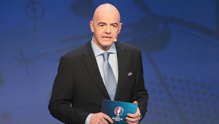 Президент ФИФА Инфантино подписал футбольные мячи для музея СФ России