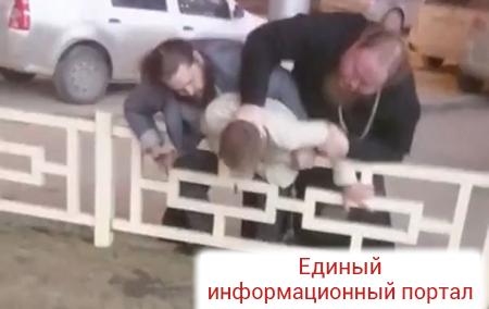 В РФ батюшка избил крестом водителя из-за паркоместа