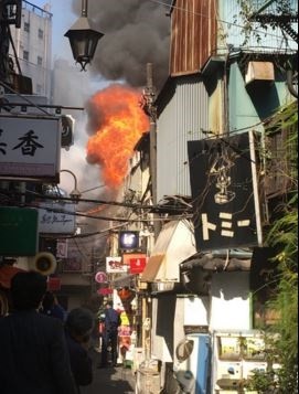 В Токио крупный пожар в популярном туристическом квартале