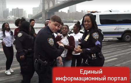 Флешмоб заставил танцевать полицию по всему миру